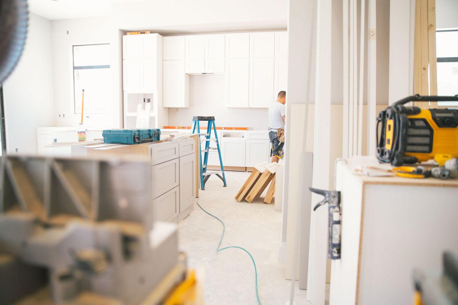 DIY vs Contractor: Which is Right for Your Kitchen Remodel?