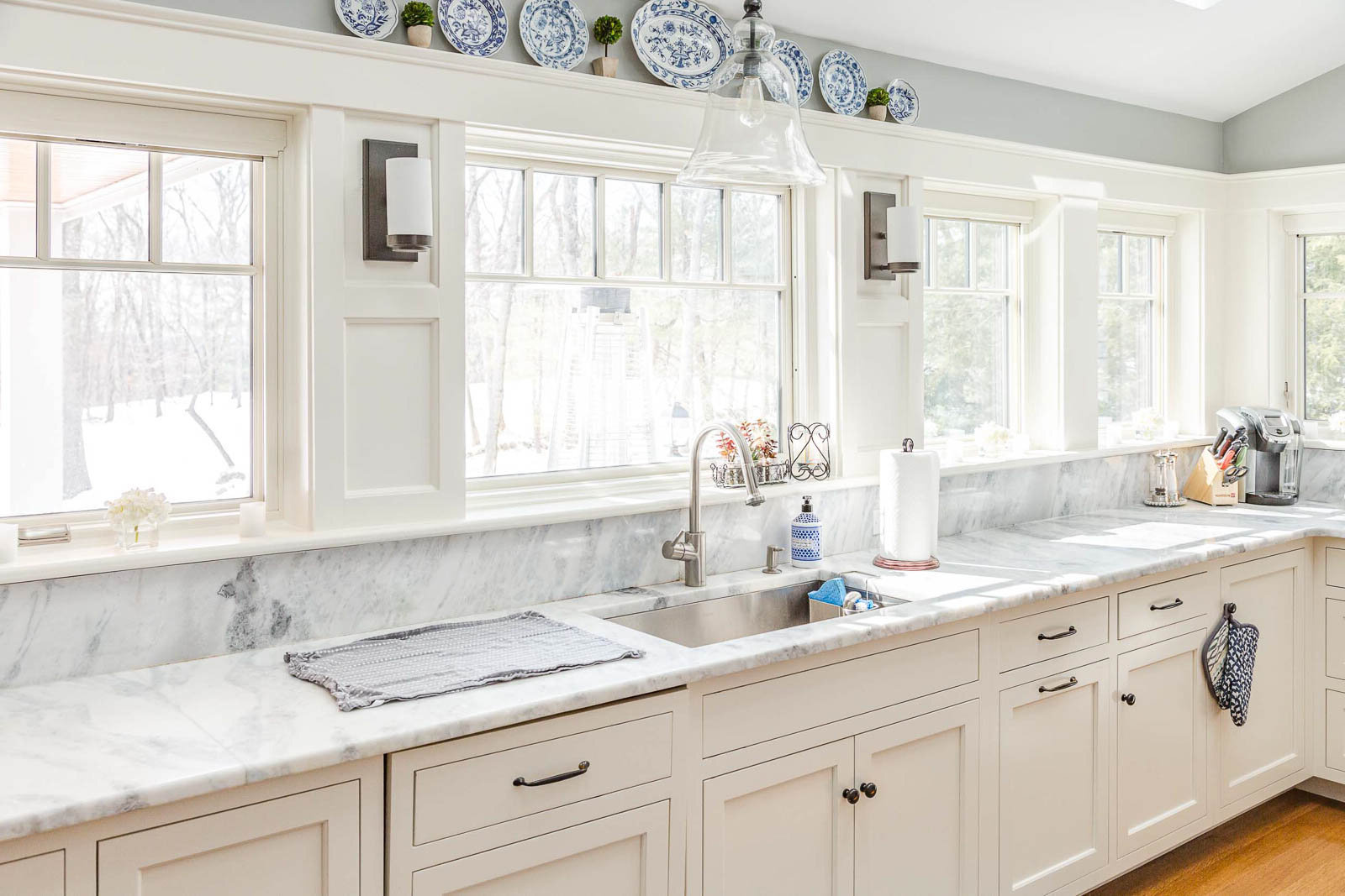 How to Paint Kitchen Cabinets White